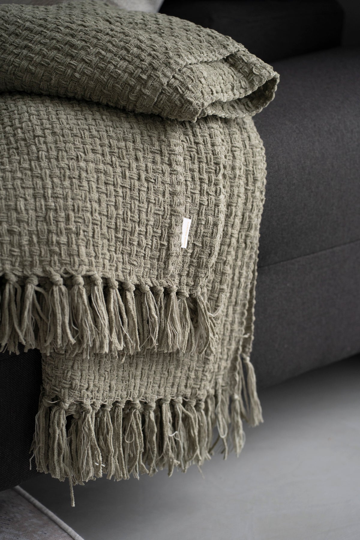 Handgewebte Decke aus Baumwoll-Chenille mit Fransen