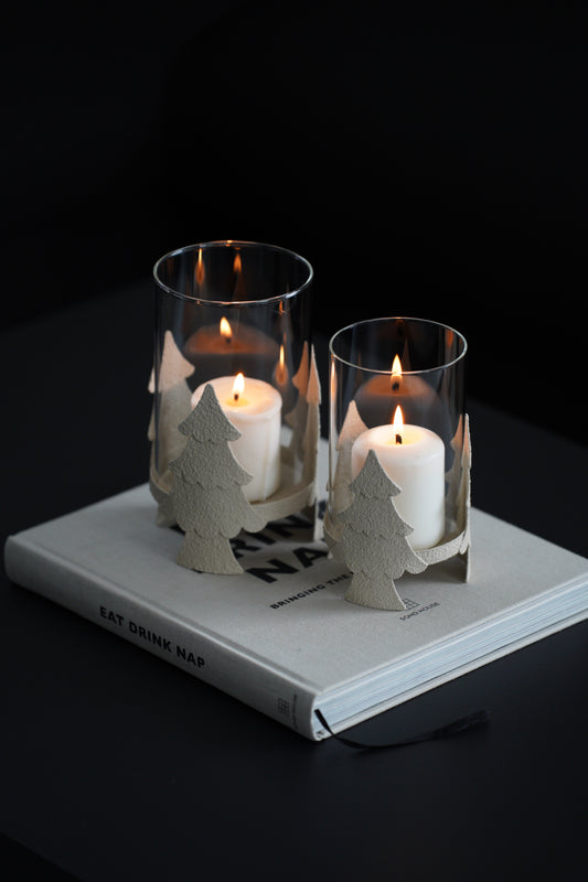 Windlicht aus Glas und Metall mit Tannenbaum-Motiv