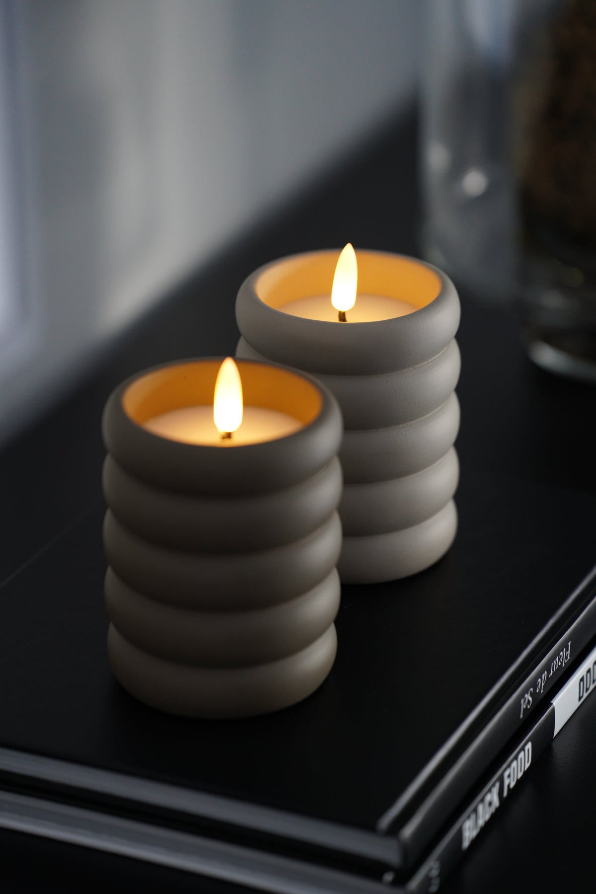 Modernes LED Windlicht aus Beton mit stilvoller Rillenstruktur | 2er Set