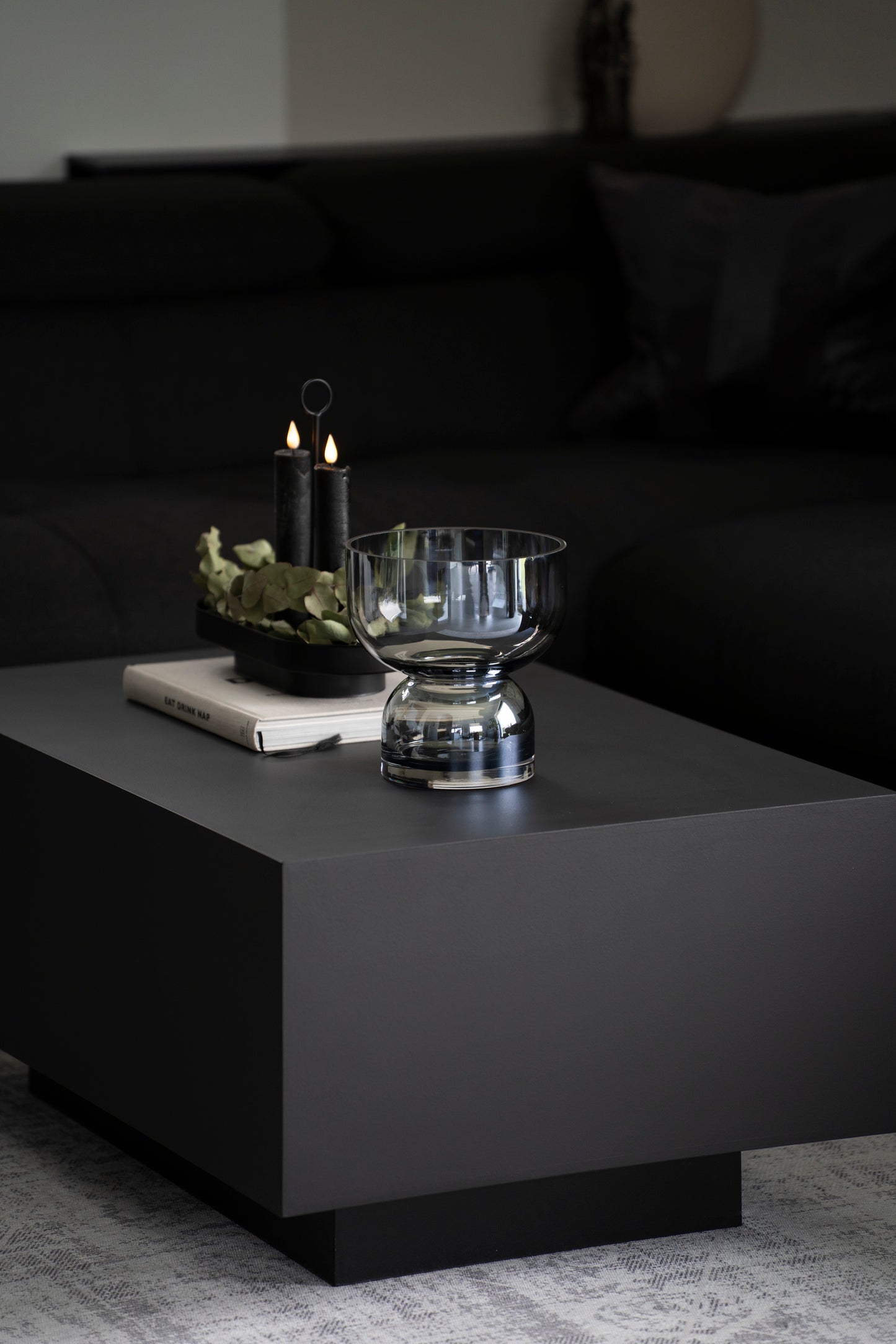 Elegante Glasschale auf Fuß in Grau mit spiegelndem Blauschimmer