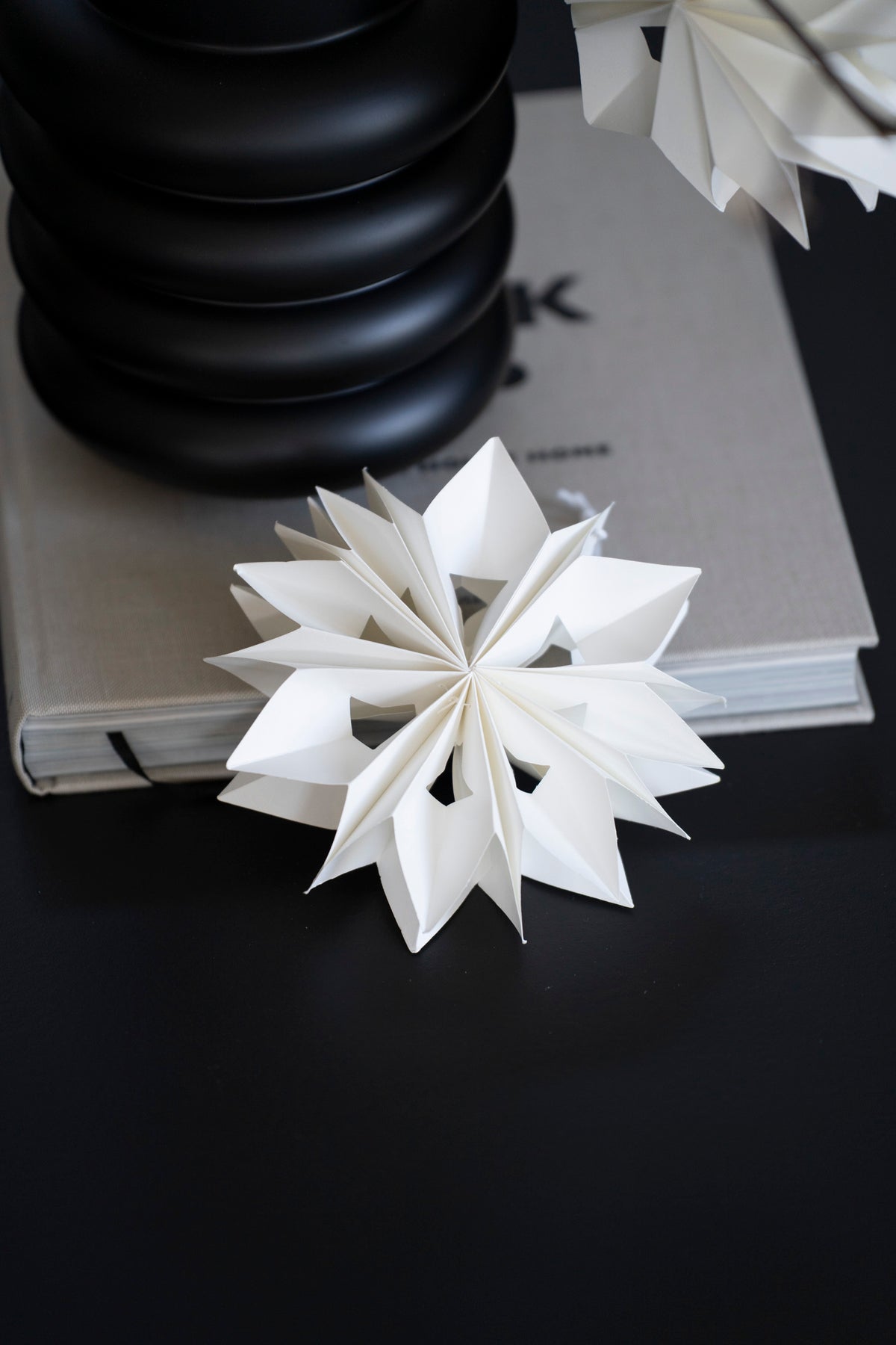 Filigrane Papiersterne zum Hängen, 2er Set, Ø 15 cm, in hellem Cremeton