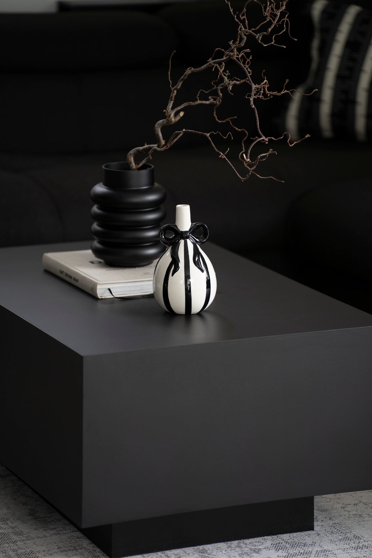 Keramikvase mit Schleifen- und Streifendesign, Schwarz-Weiß