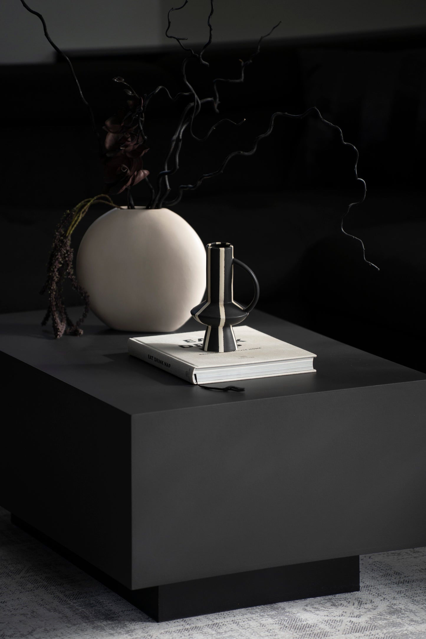 Keramikvase schwarz gestreift – Design Vase mit Henkel modern