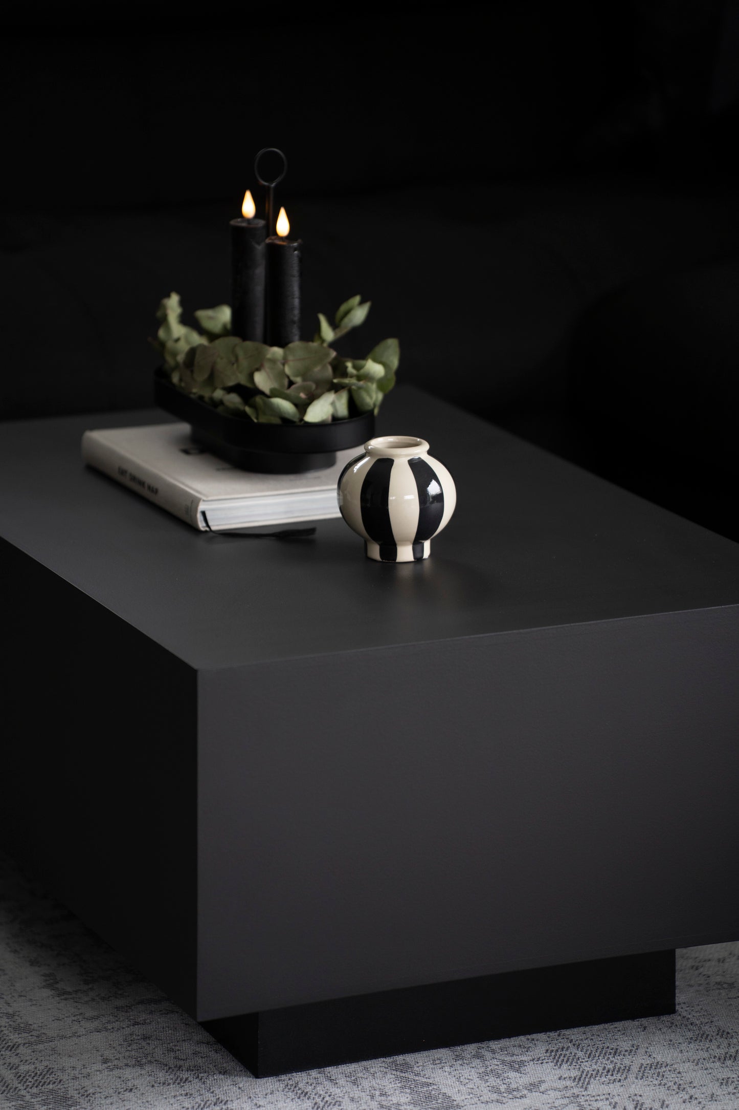 Kompakte Design-Vase mit Streifen – modern & stilvoll