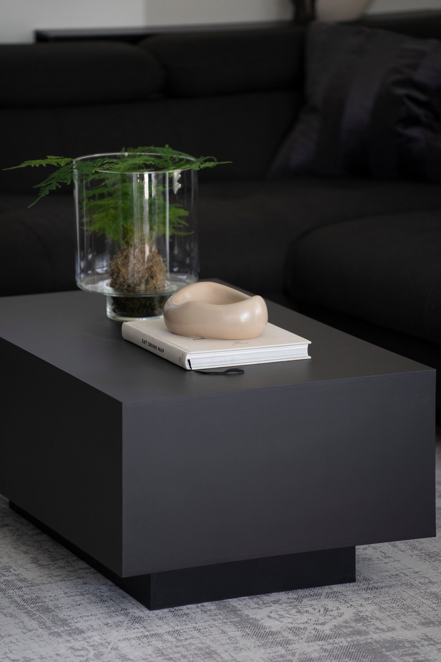 Moderne Deko-Schale aus Steinzeug in organischer Form