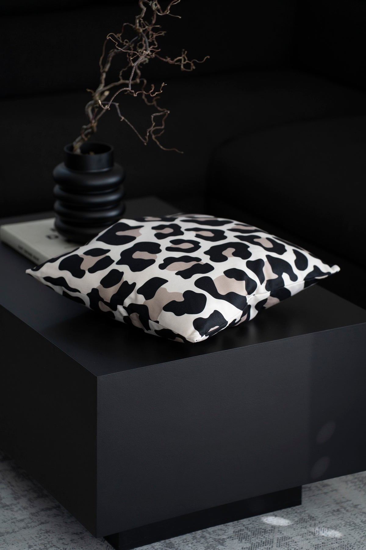 Quadratisches Dekokissen mit elegantem Leoparden-Print