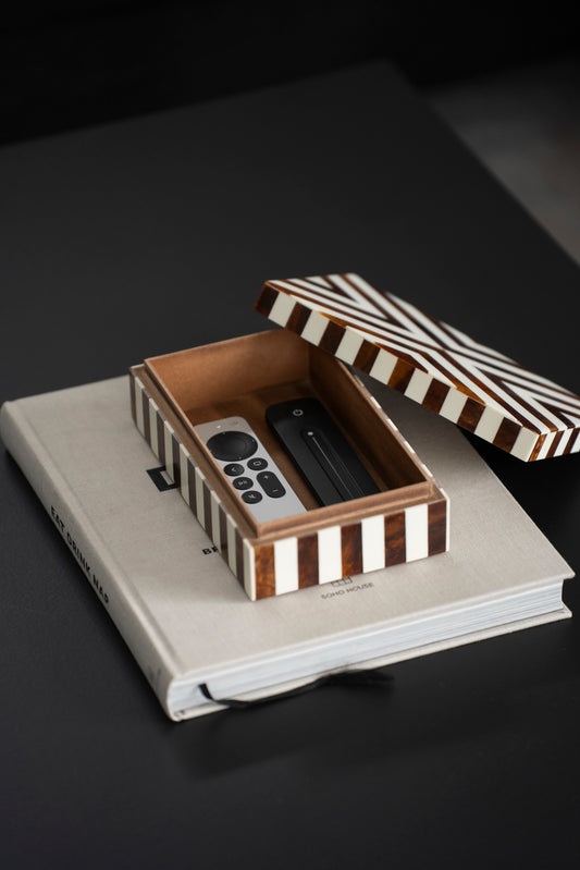 Dekorative Box mit geometrischem Streifenmuster in Hornoptik