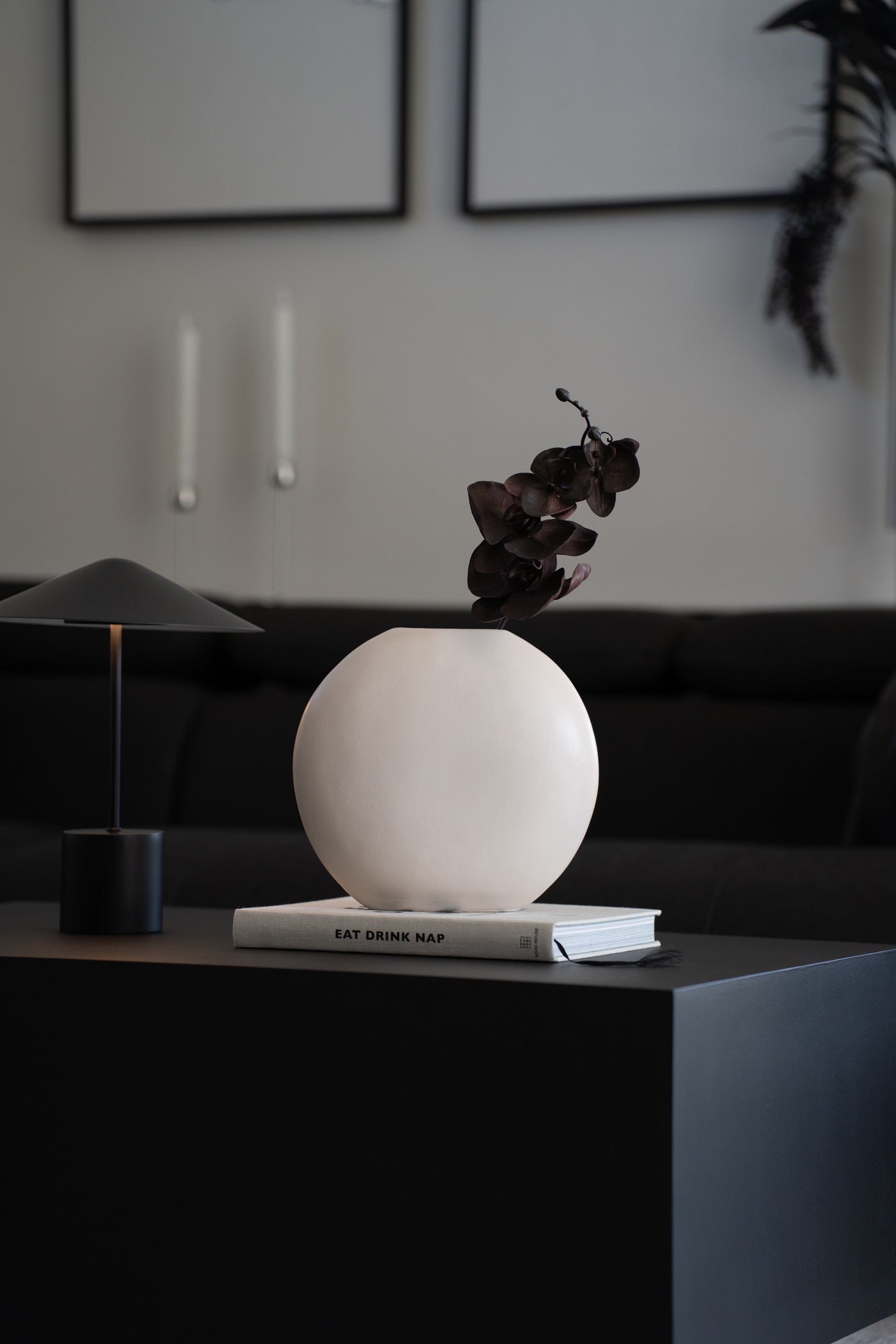 Weiße minimalistische Steingutvase als moderne Wohnzimmerdekoration