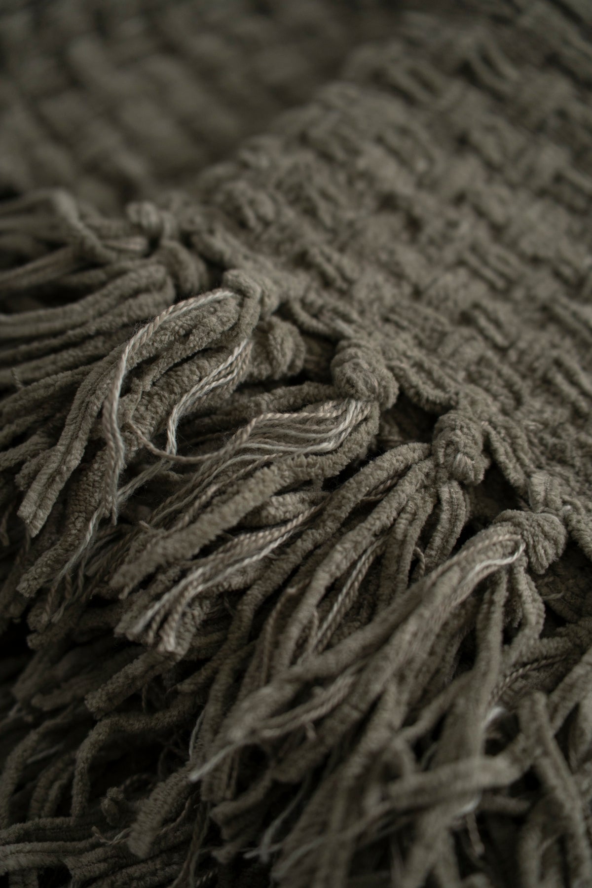 Handgewebte Decke aus Baumwoll-Chenille mit Fransen
