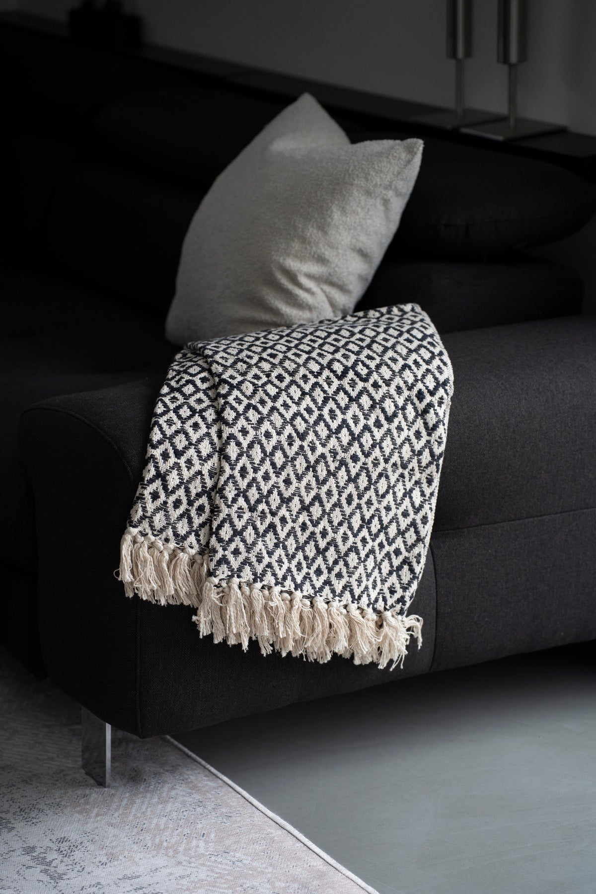 Baumwoll-Plaid mit Rautenmuster und Fransen, Schwarz/Beige