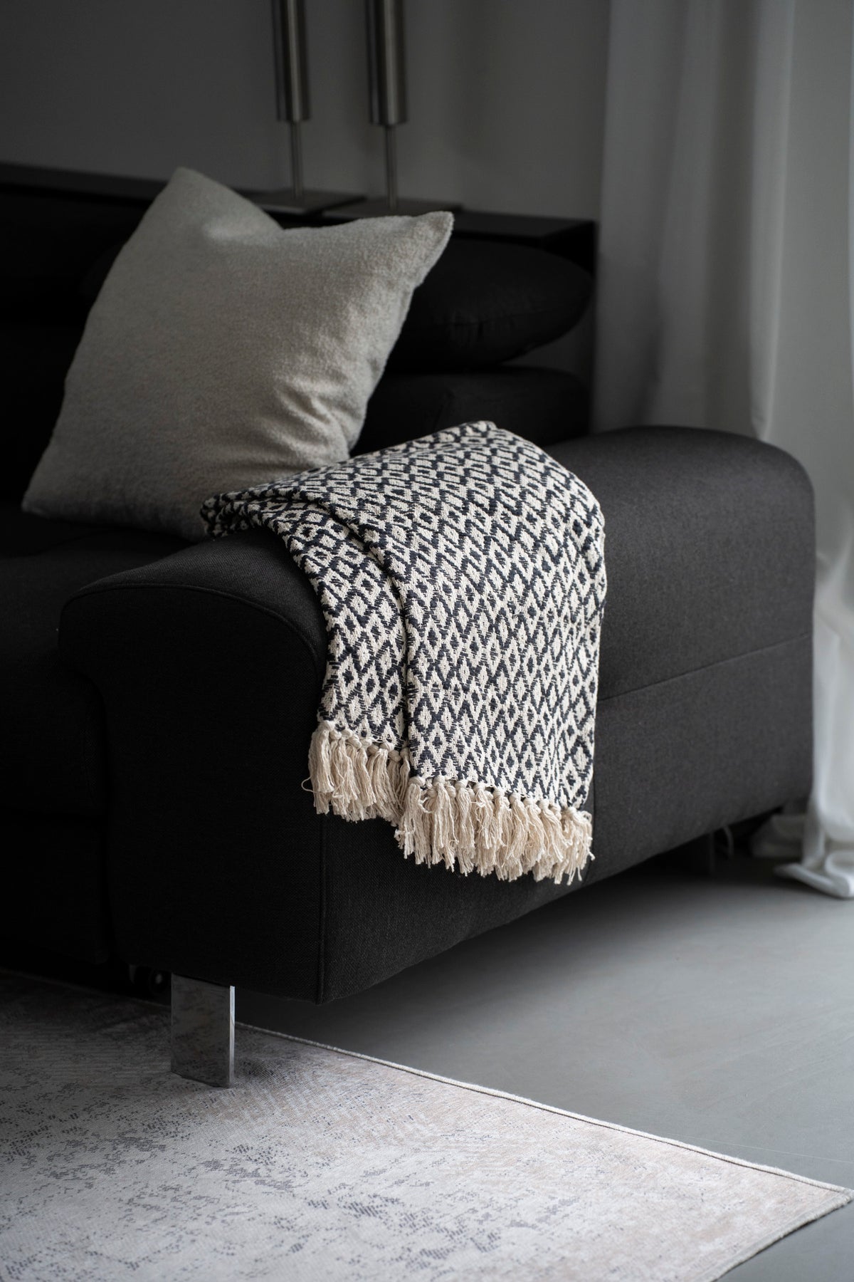Baumwoll-Plaid mit Rautenmuster und Fransen, Schwarz/Beige