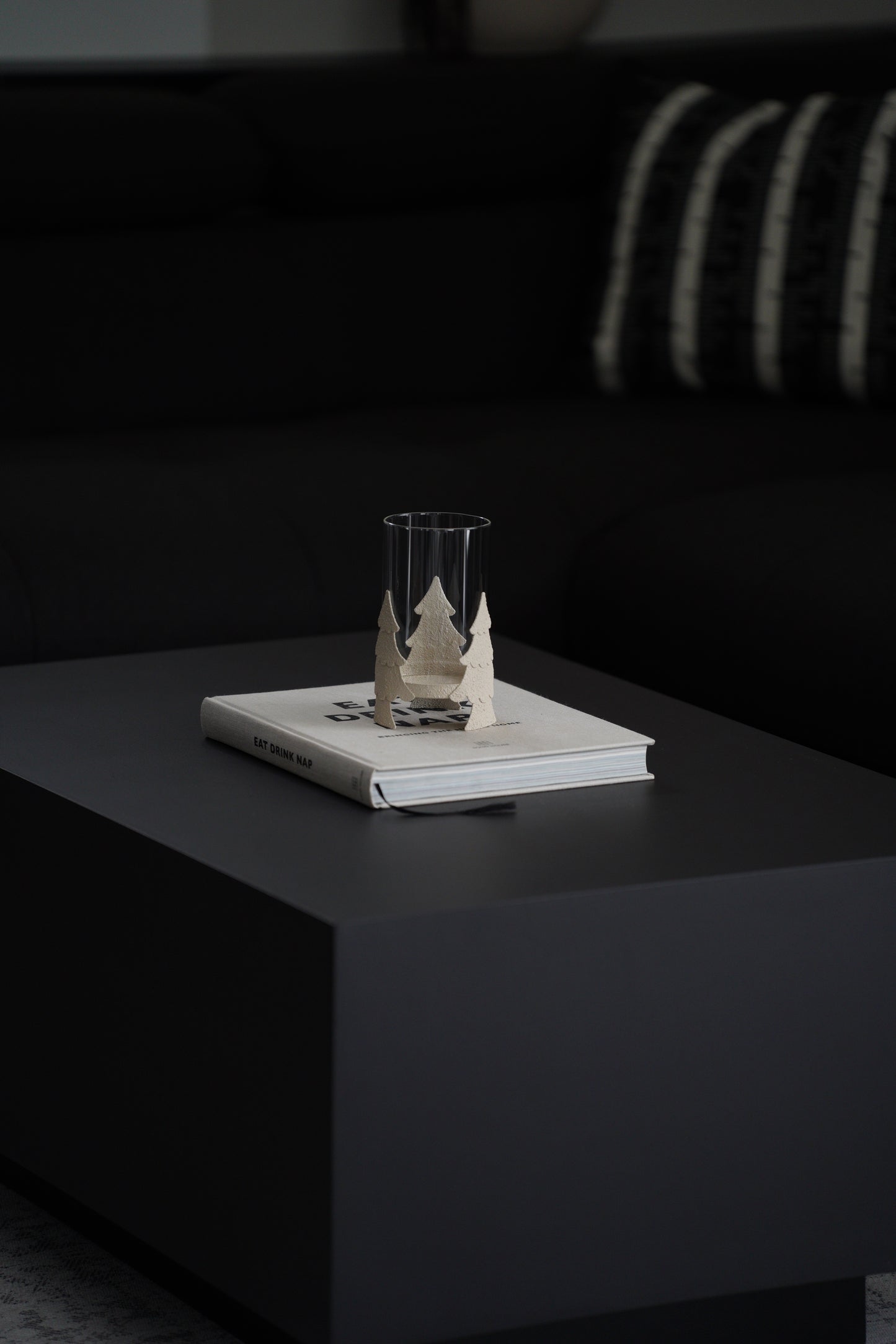 Windlicht aus Glas und Metall mit Tannenbaum-Motiv
