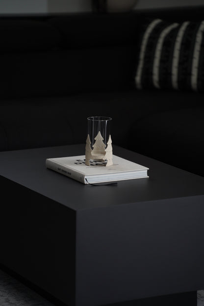 Windlicht aus Glas und Metall mit Tannenbaum-Motiv