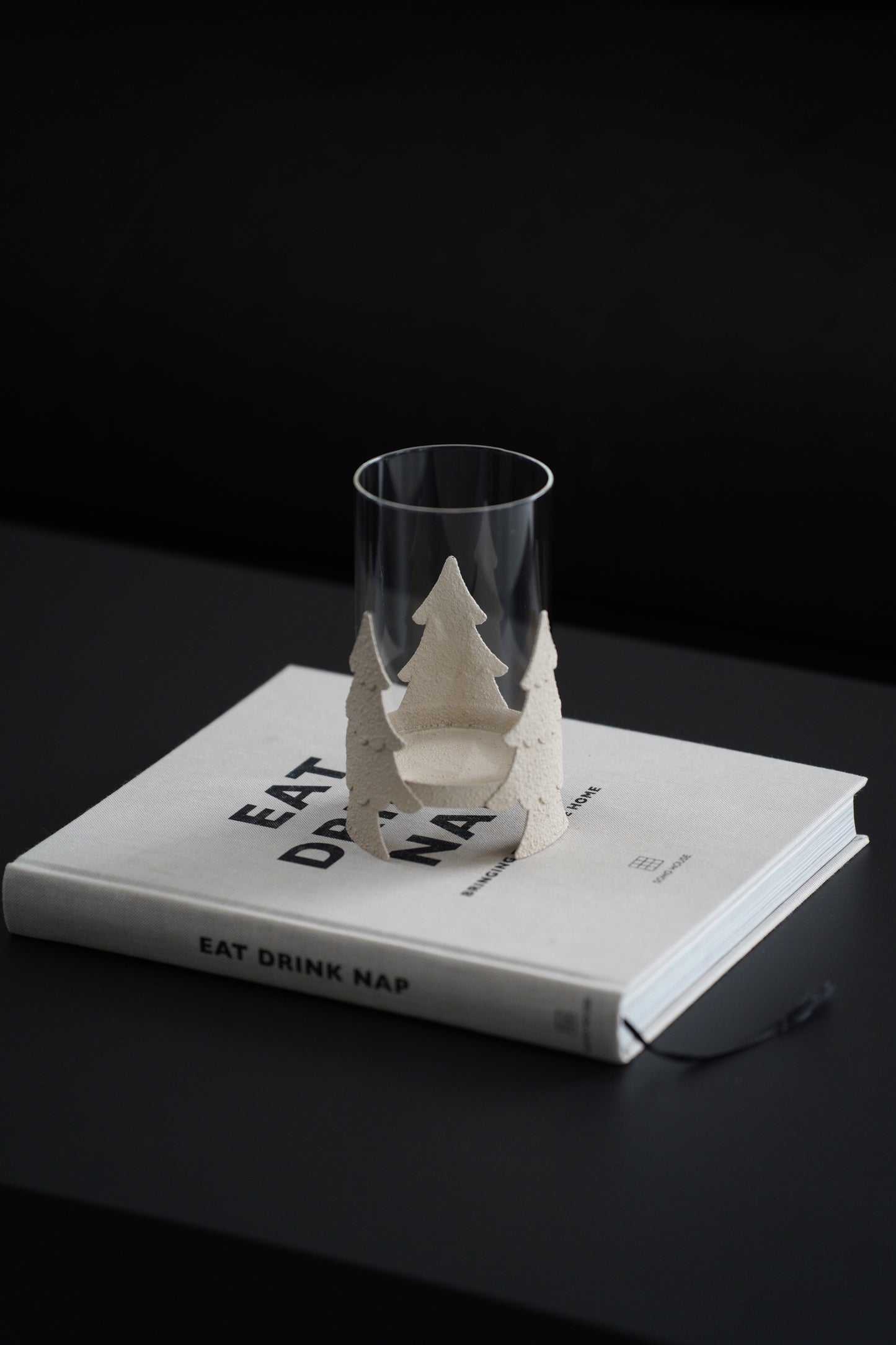 Windlicht aus Glas und Metall mit Tannenbaum-Motiv
