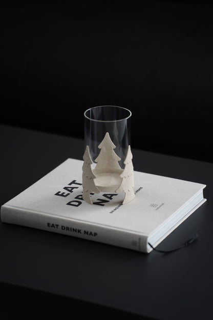 Windlicht aus Glas und Metall mit Tannenbaum-Motiv