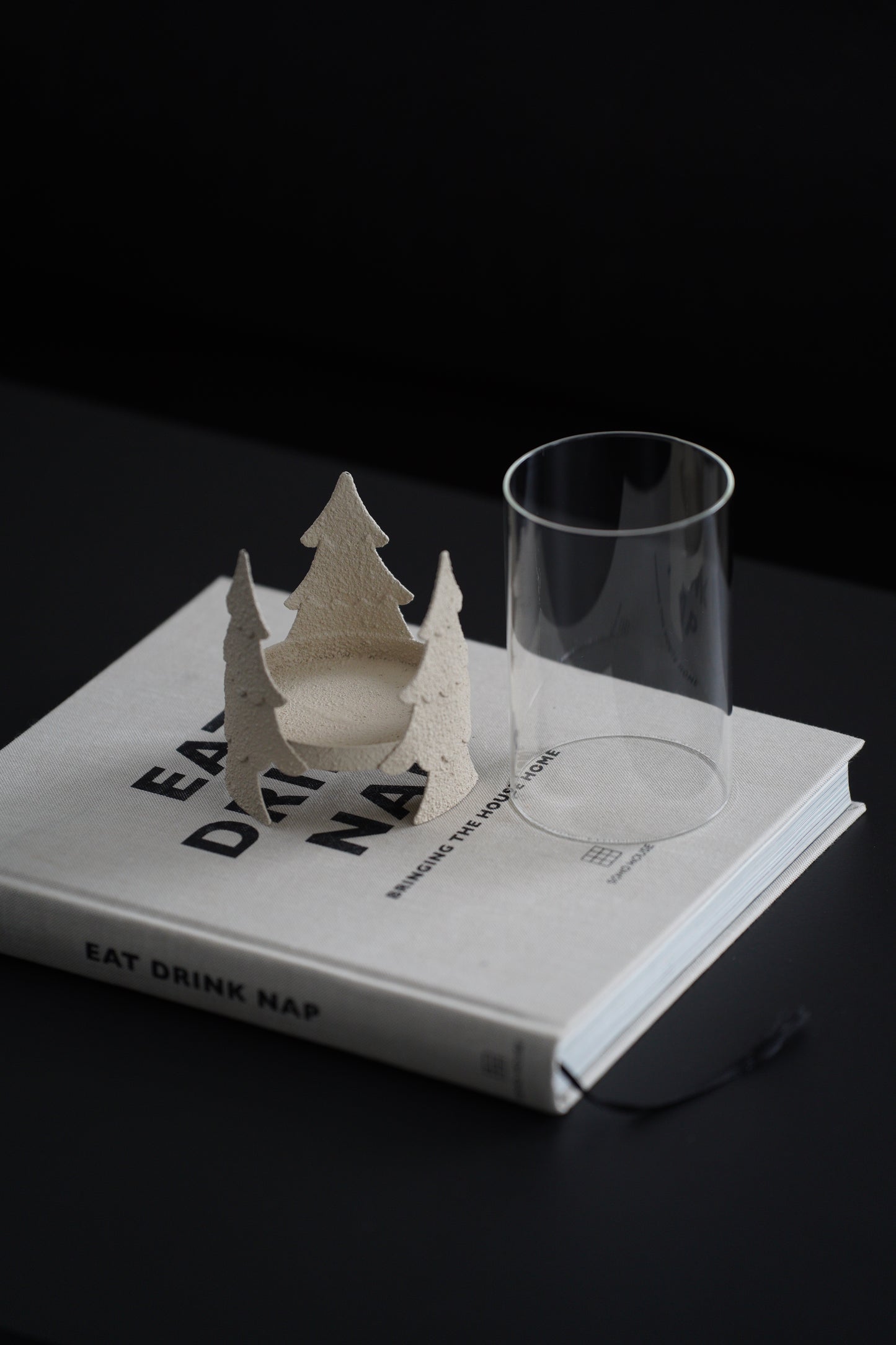 Windlicht aus Glas und Metall mit Tannenbaum-Motiv
