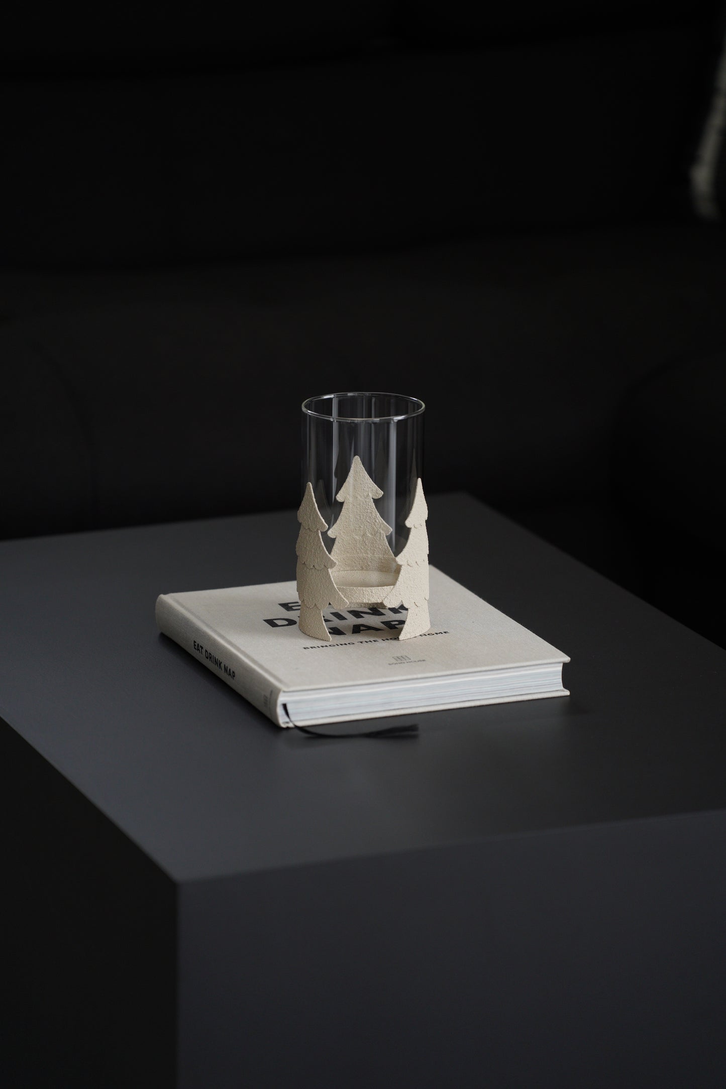 Windlicht aus Glas und Metall mit Tannenbaum-Motiv