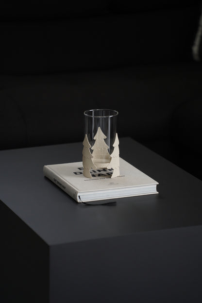 Windlicht aus Glas und Metall mit Tannenbaum-Motiv