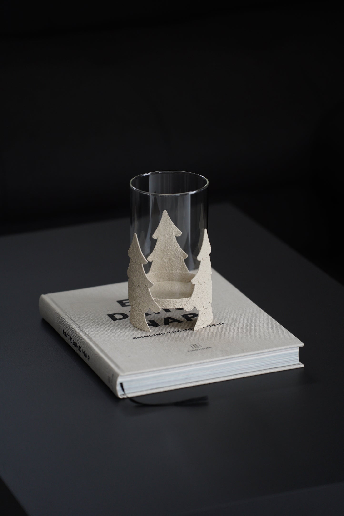 Windlicht aus Glas und Metall mit Tannenbaum-Motiv