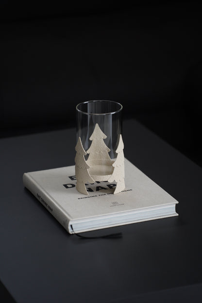 Windlicht aus Glas und Metall mit Tannenbaum-Motiv