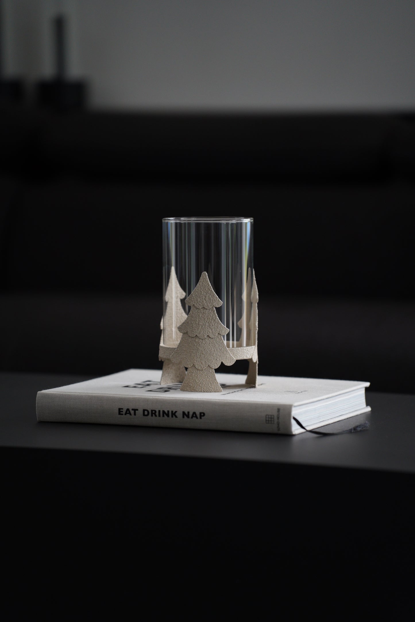 Windlicht aus Glas und Metall mit Tannenbaum-Motiv