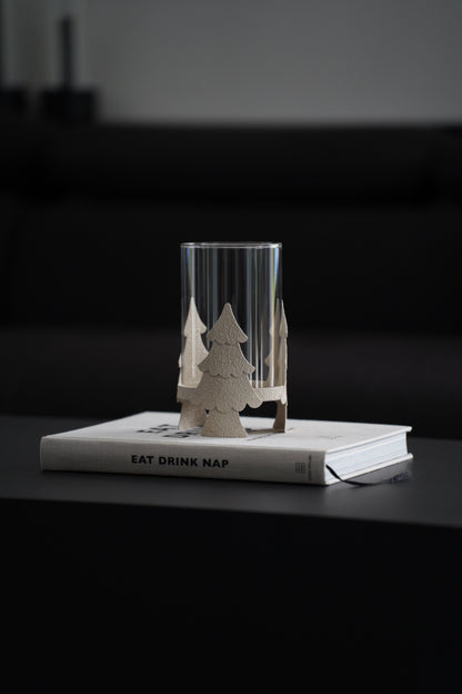 Windlicht aus Glas und Metall mit Tannenbaum-Motiv