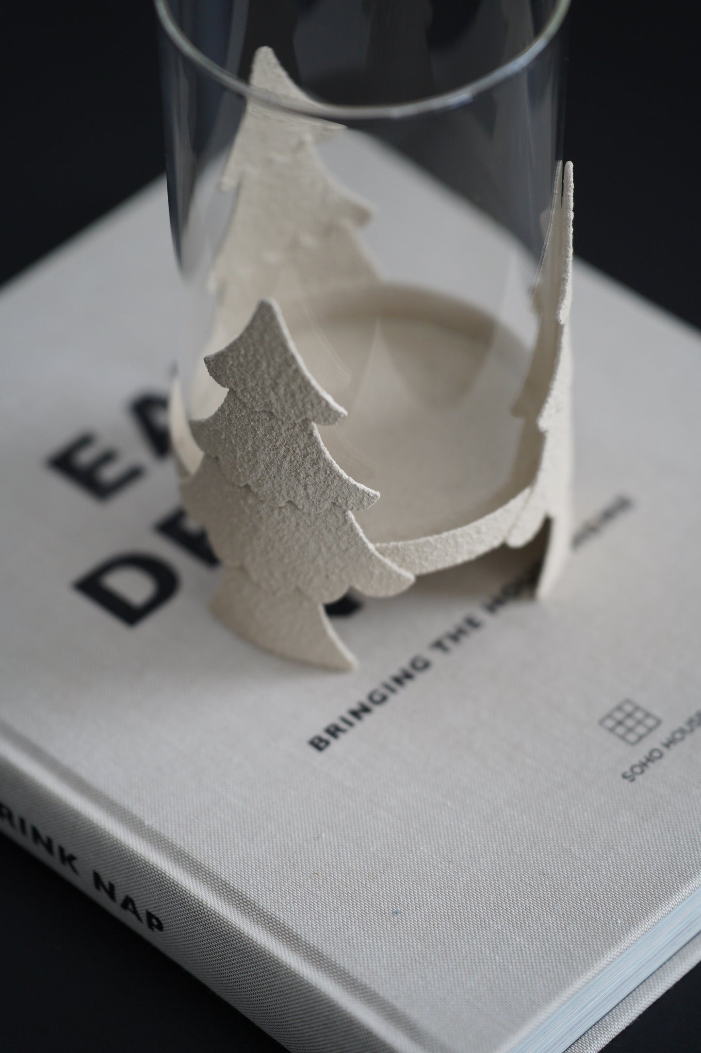 Windlicht aus Glas und Metall mit Tannenbaum-Motiv