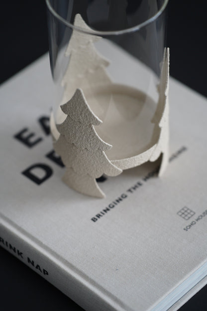 Windlicht aus Glas und Metall mit Tannenbaum-Motiv