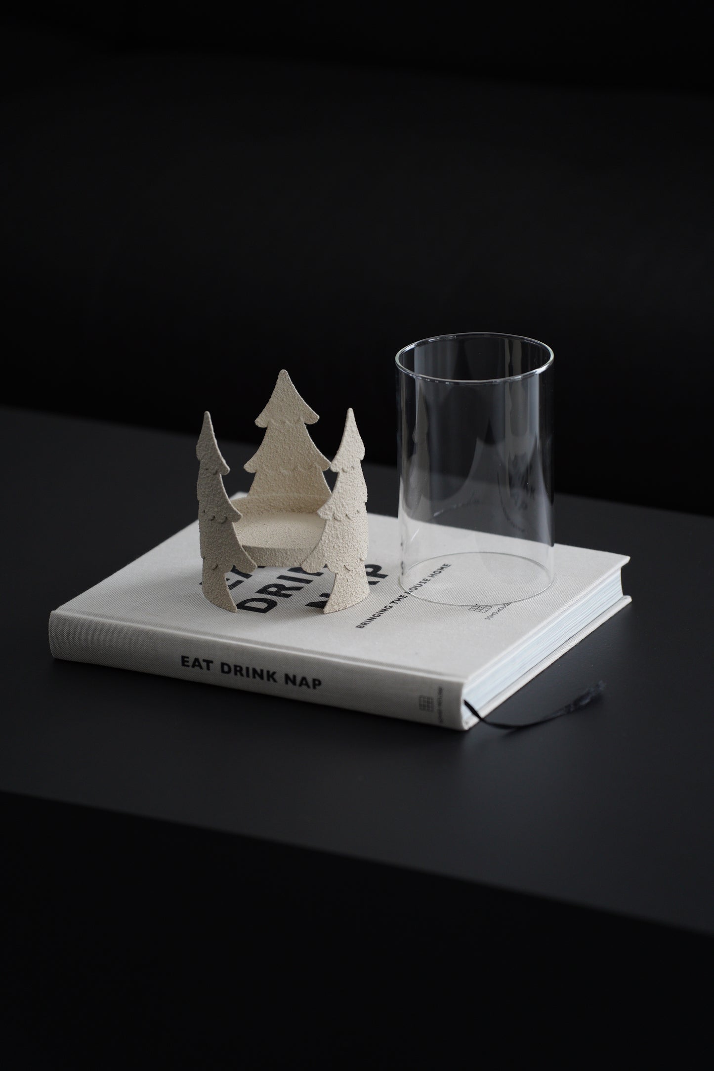Windlicht aus Glas und Metall mit Tannenbaum-Motiv