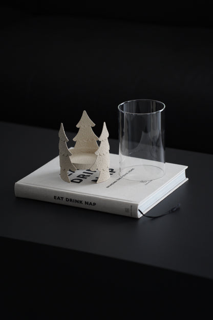 Windlicht aus Glas und Metall mit Tannenbaum-Motiv