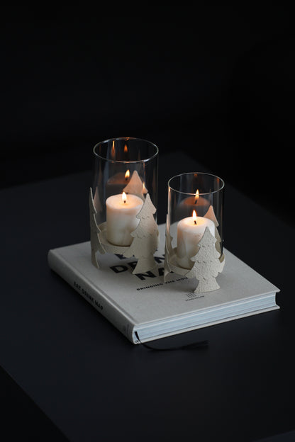 Windlicht aus Glas und Metall mit Tannenbaum-Motiv