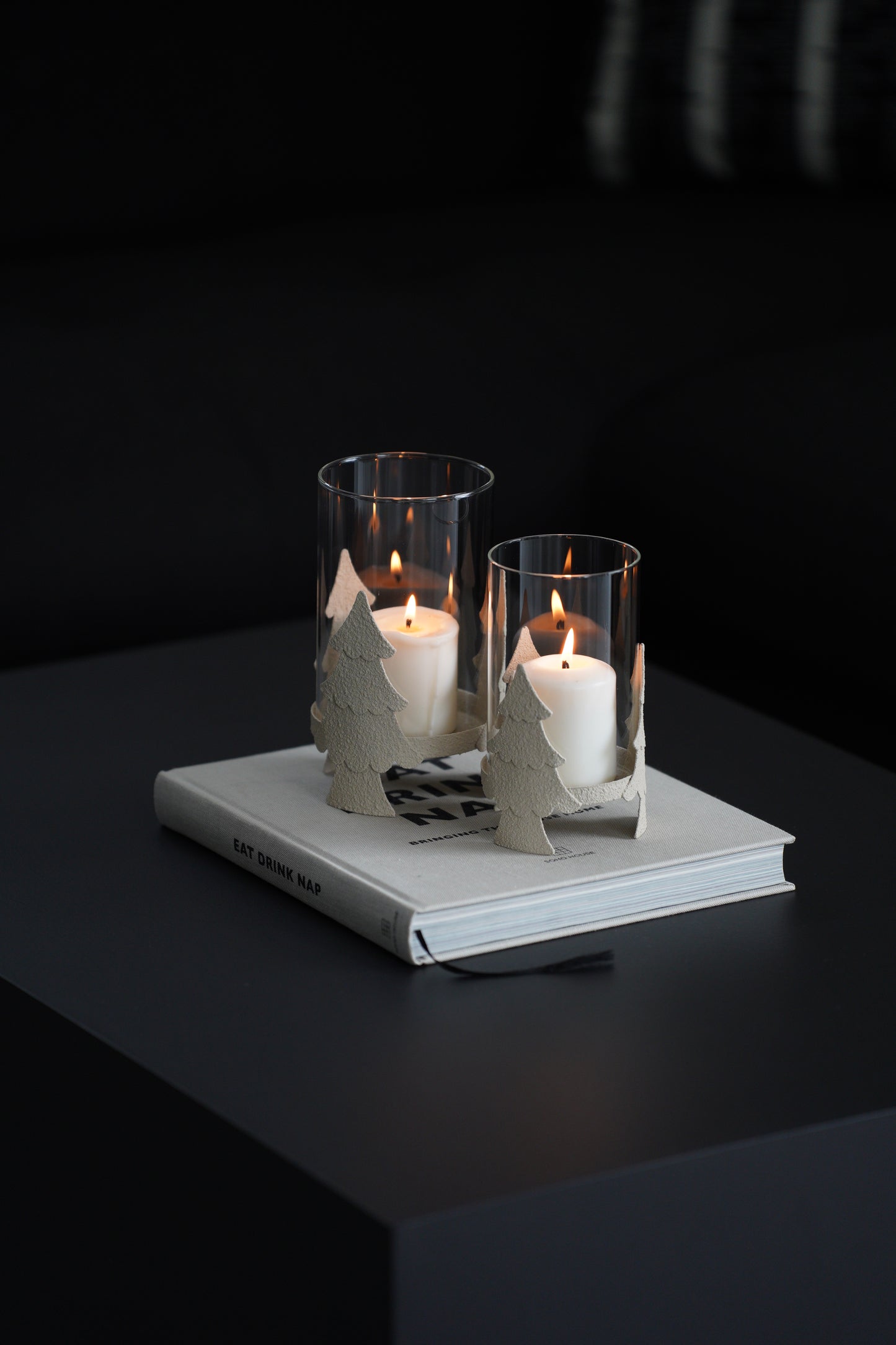 Windlicht aus Glas und Metall mit Tannenbaum-Motiv