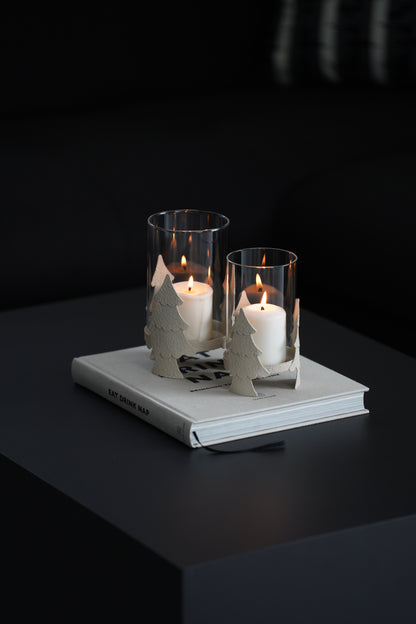 Windlicht aus Glas und Metall mit Tannenbaum-Motiv