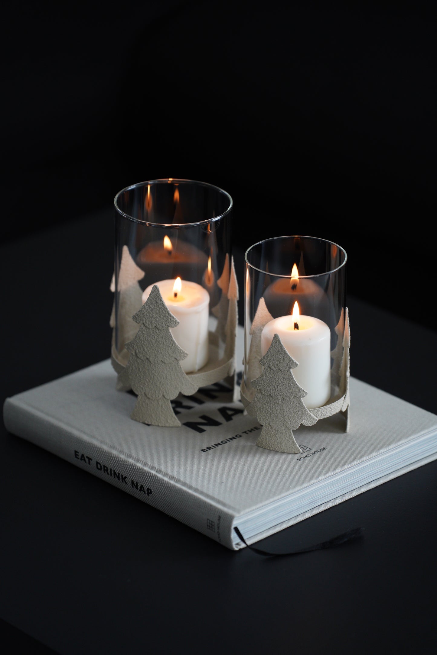 Windlicht aus Glas und Metall mit Tannenbaum-Motiv