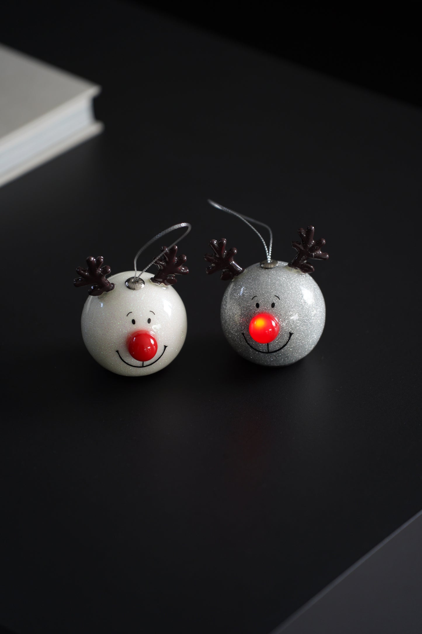 Glitzernde Rentier-Kugelanhänger mit LED-Nase, 2er-Set
