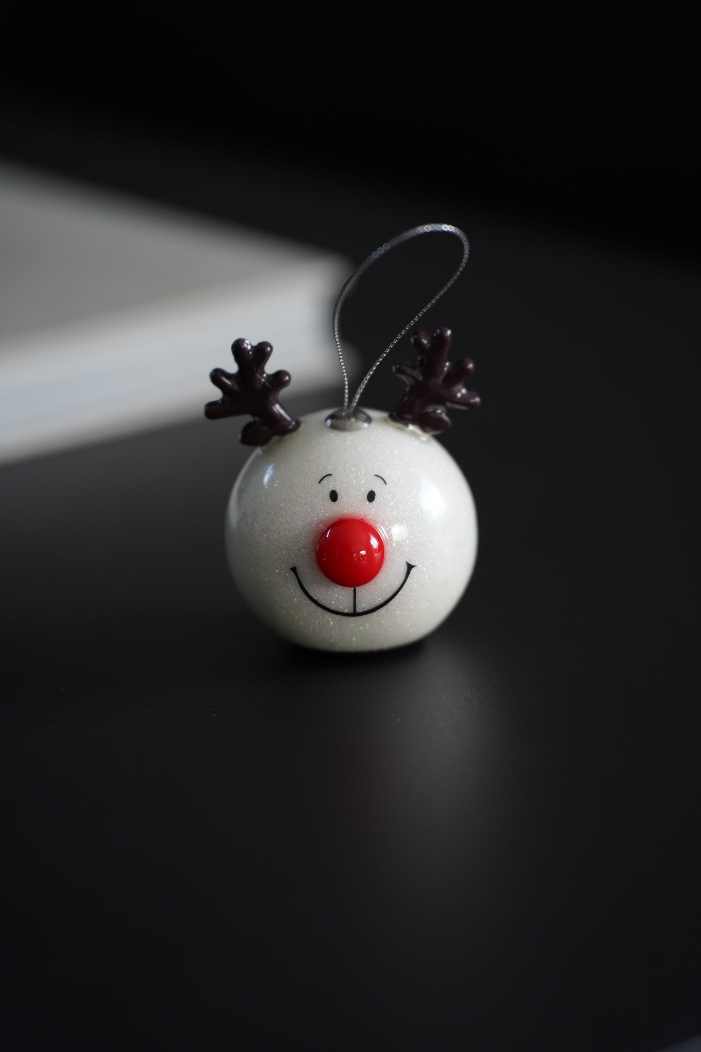 Glitzernde Rentier-Kugelanhänger mit LED-Nase, 2er-Set
