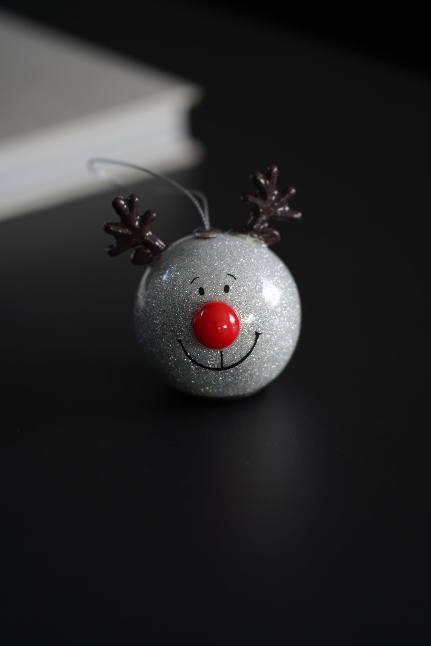 Glitzernde Rentier-Kugelanhänger mit LED-Nase, 2er-Set