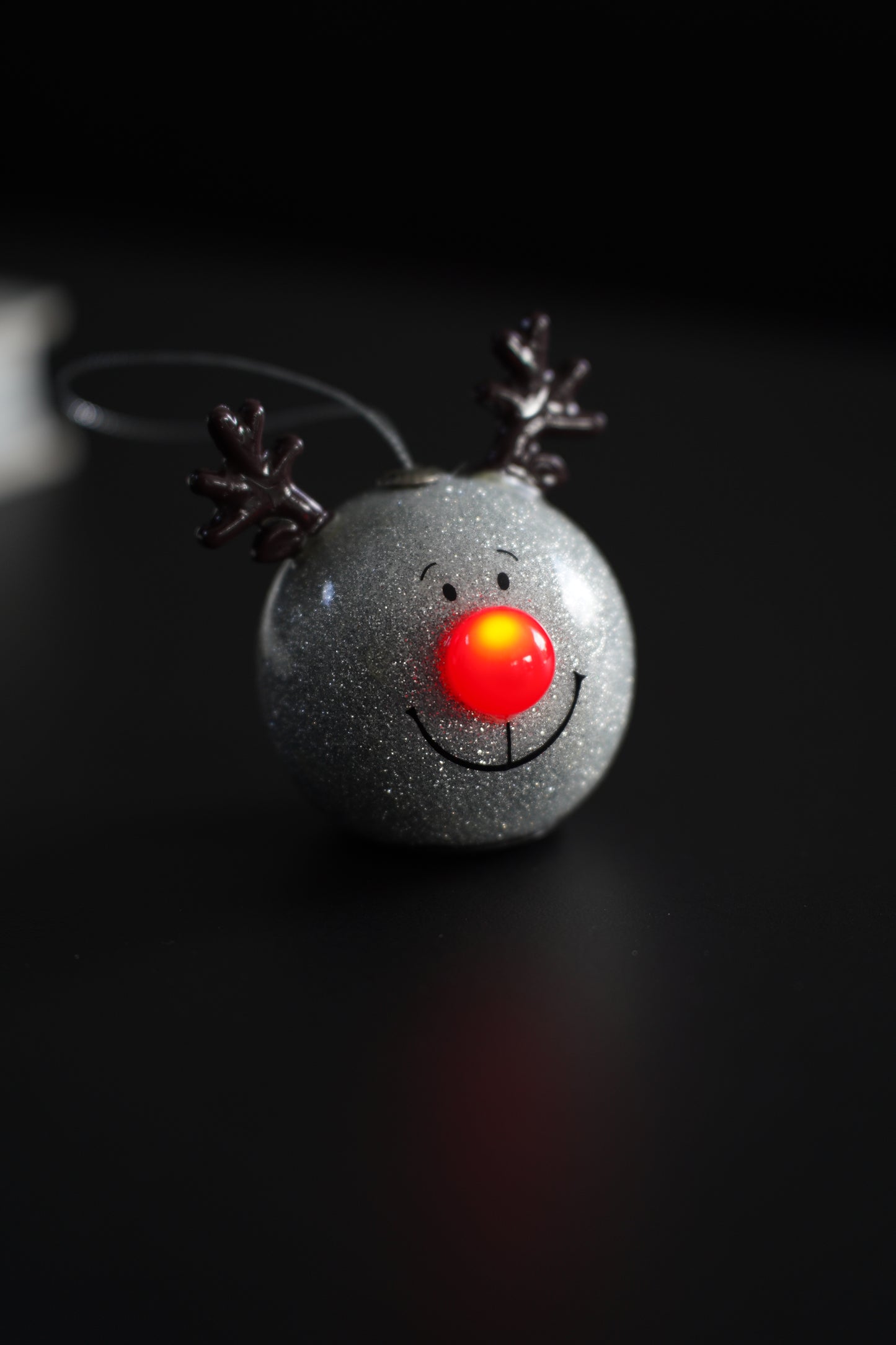 Glitzernde Rentier-Kugelanhänger mit LED-Nase, 2er-Set