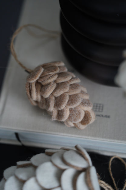 Deko-Zapfen Set aus Filzmaterial – 3 Stück in Naturtönen