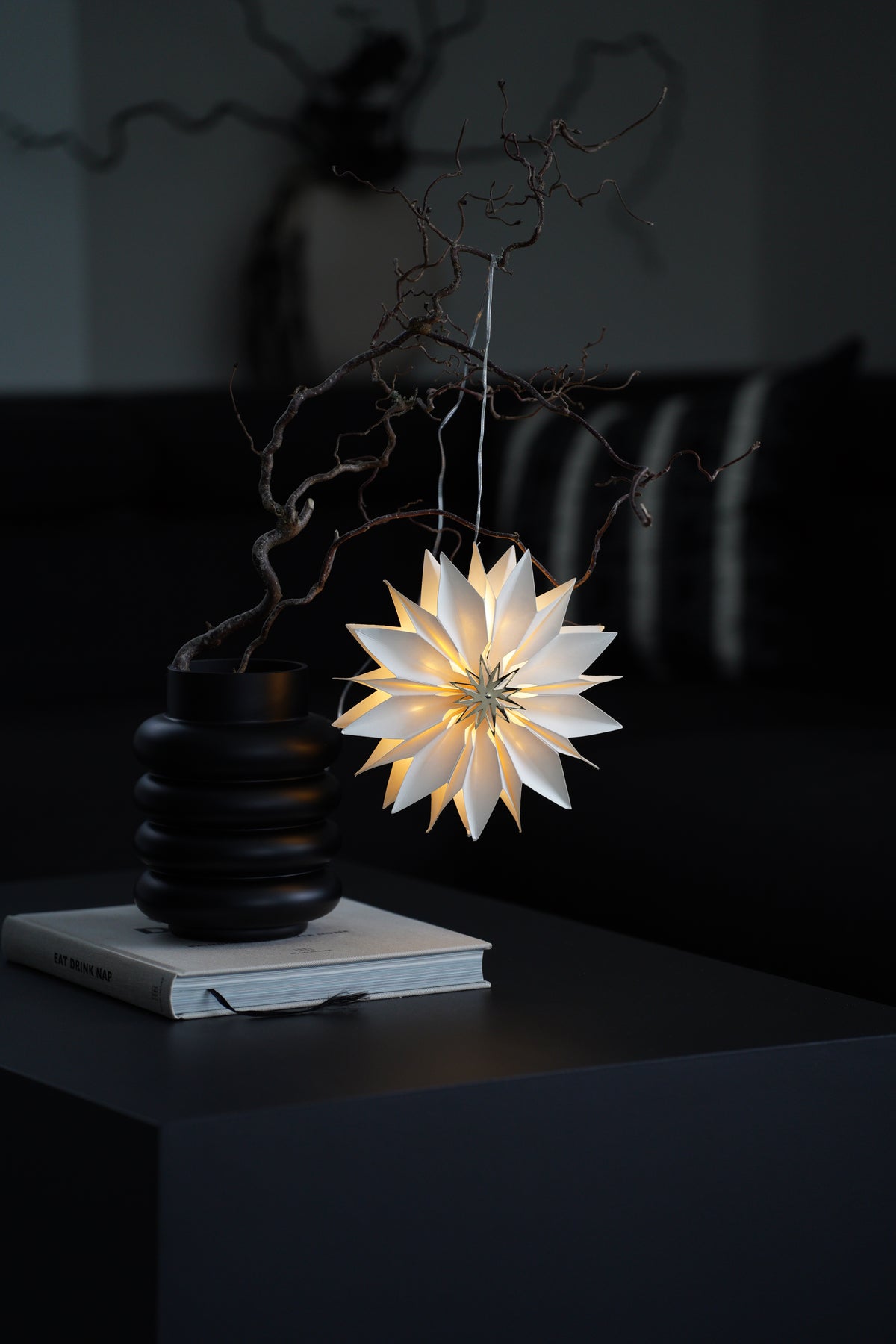 Feiner Papierstern mit integrierter LED-Beleuchtung