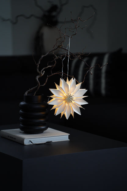 Feiner Papierstern mit integrierter LED-Beleuchtung