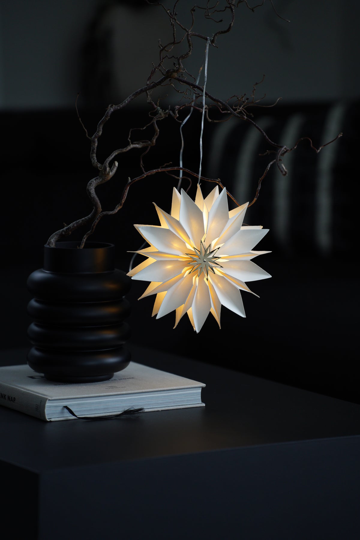Feiner Papierstern mit integrierter LED-Beleuchtung