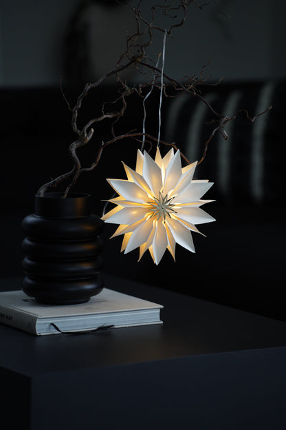 Feiner Papierstern mit integrierter LED-Beleuchtung