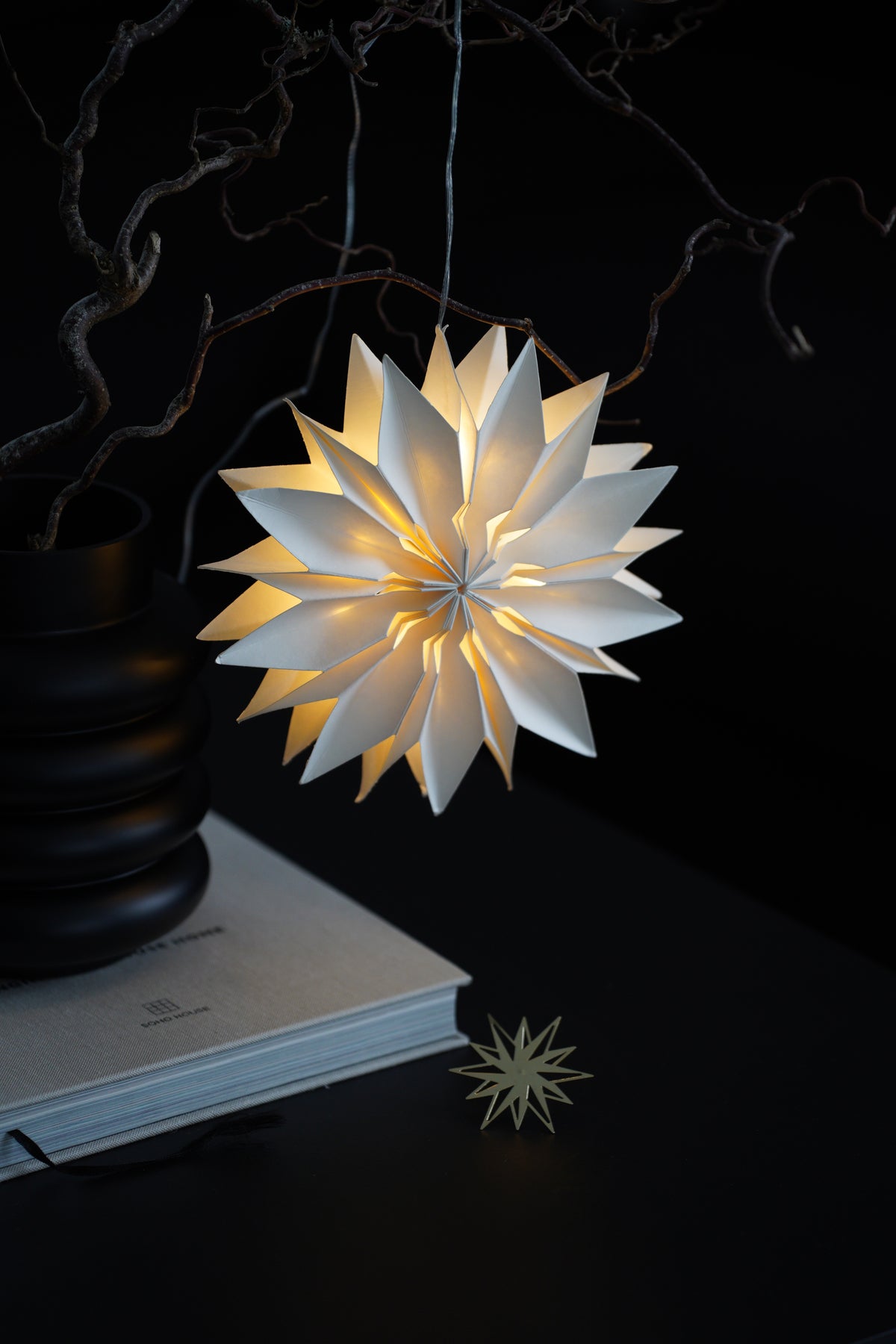 Feiner Papierstern mit integrierter LED-Beleuchtung