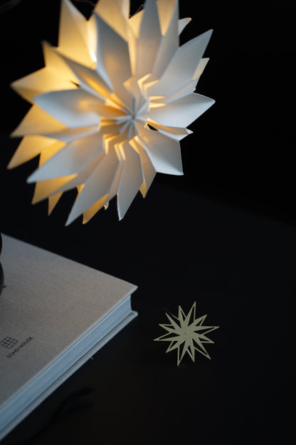 Feiner Papierstern mit integrierter LED-Beleuchtung