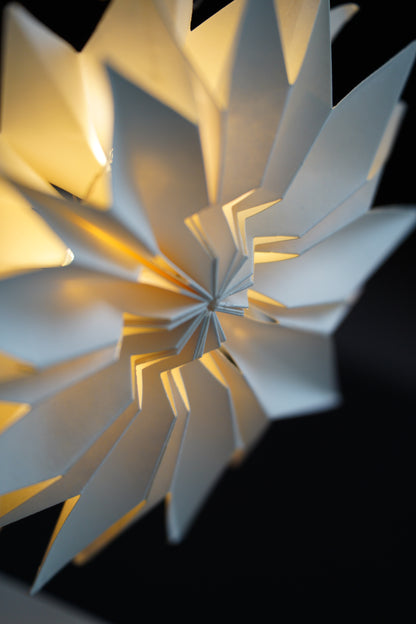 Feiner Papierstern mit integrierter LED-Beleuchtung