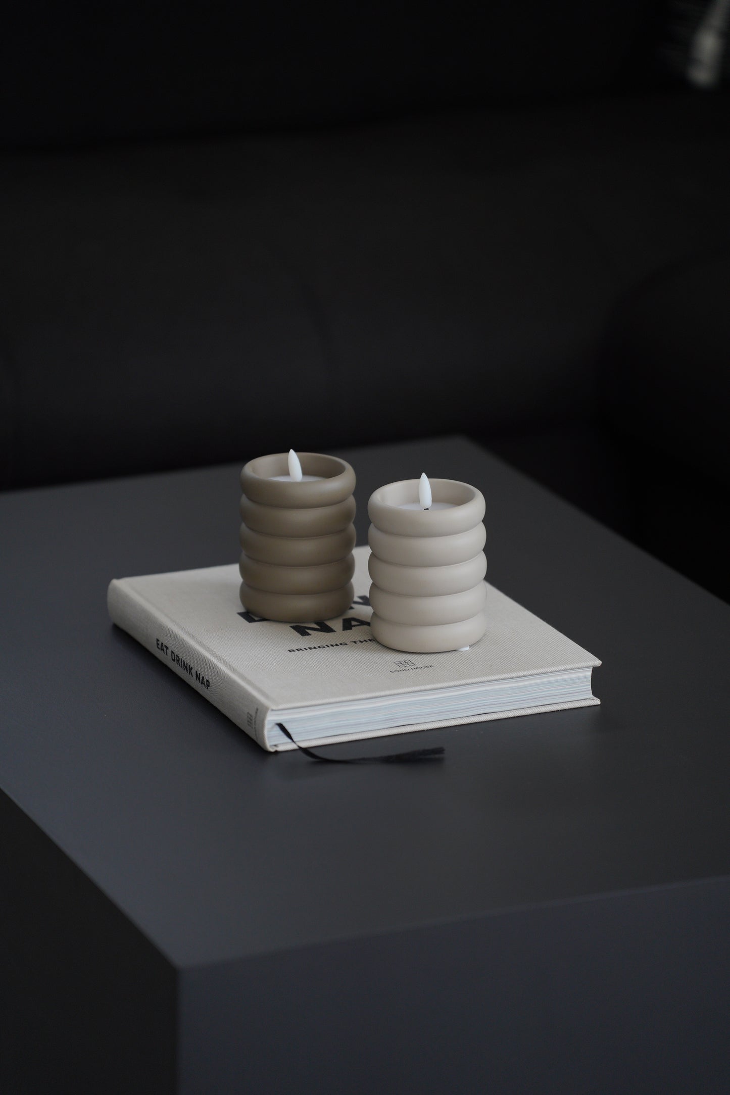 Modernes LED Windlicht aus Beton mit stilvoller Rillenstruktur | 2er Set