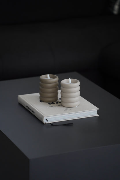 Modernes LED Windlicht aus Beton mit stilvoller Rillenstruktur | 2er Set