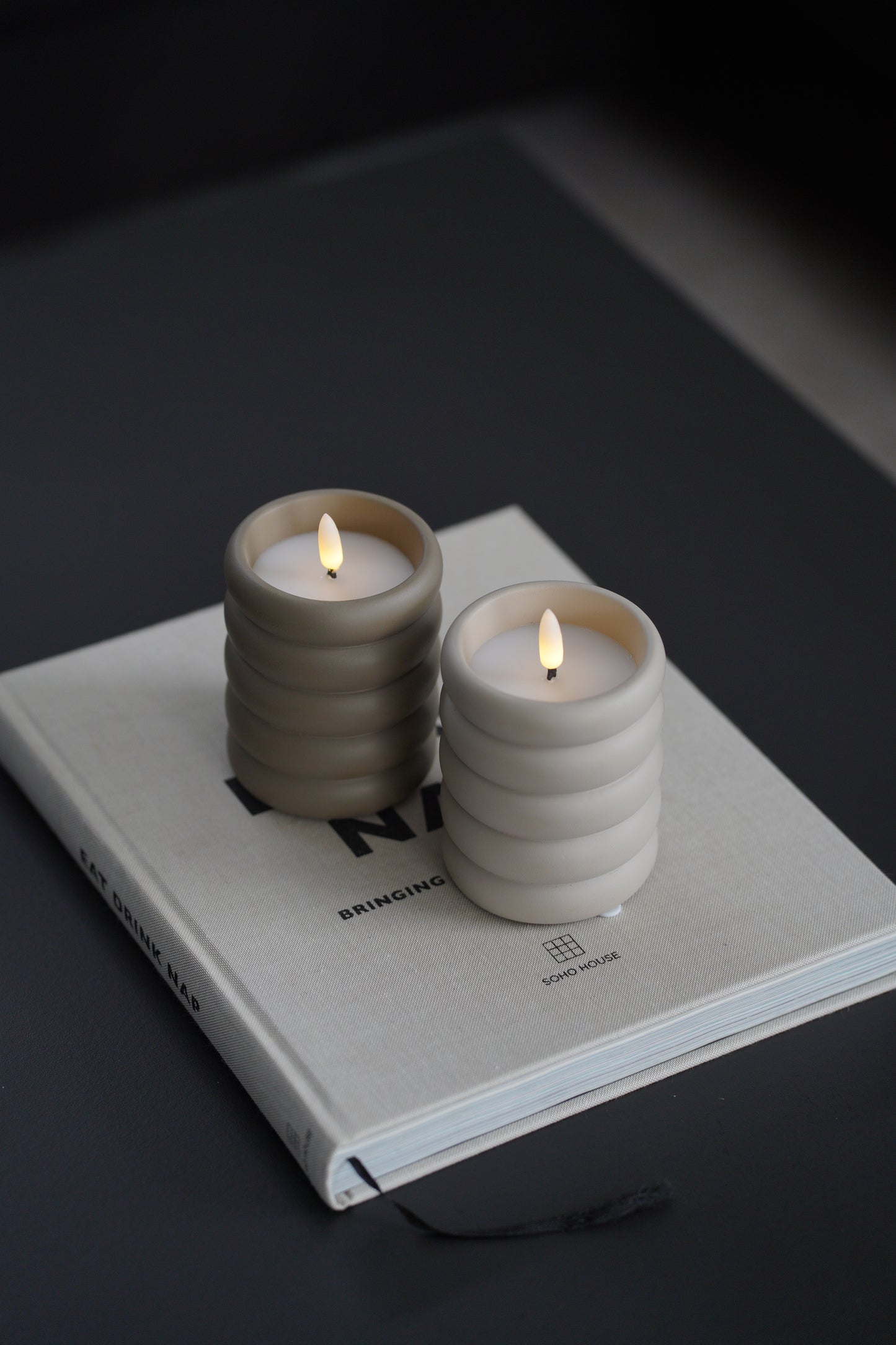 Modernes LED Windlicht aus Beton mit stilvoller Rillenstruktur | 2er Set