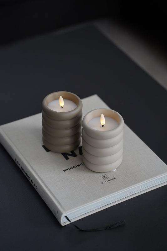 Modernes LED Windlicht aus Beton mit stilvoller Rillenstruktur | 2er Set